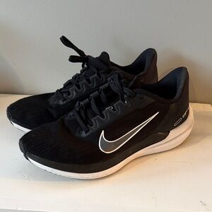 Nike Men's Black and White Athletic Shoes